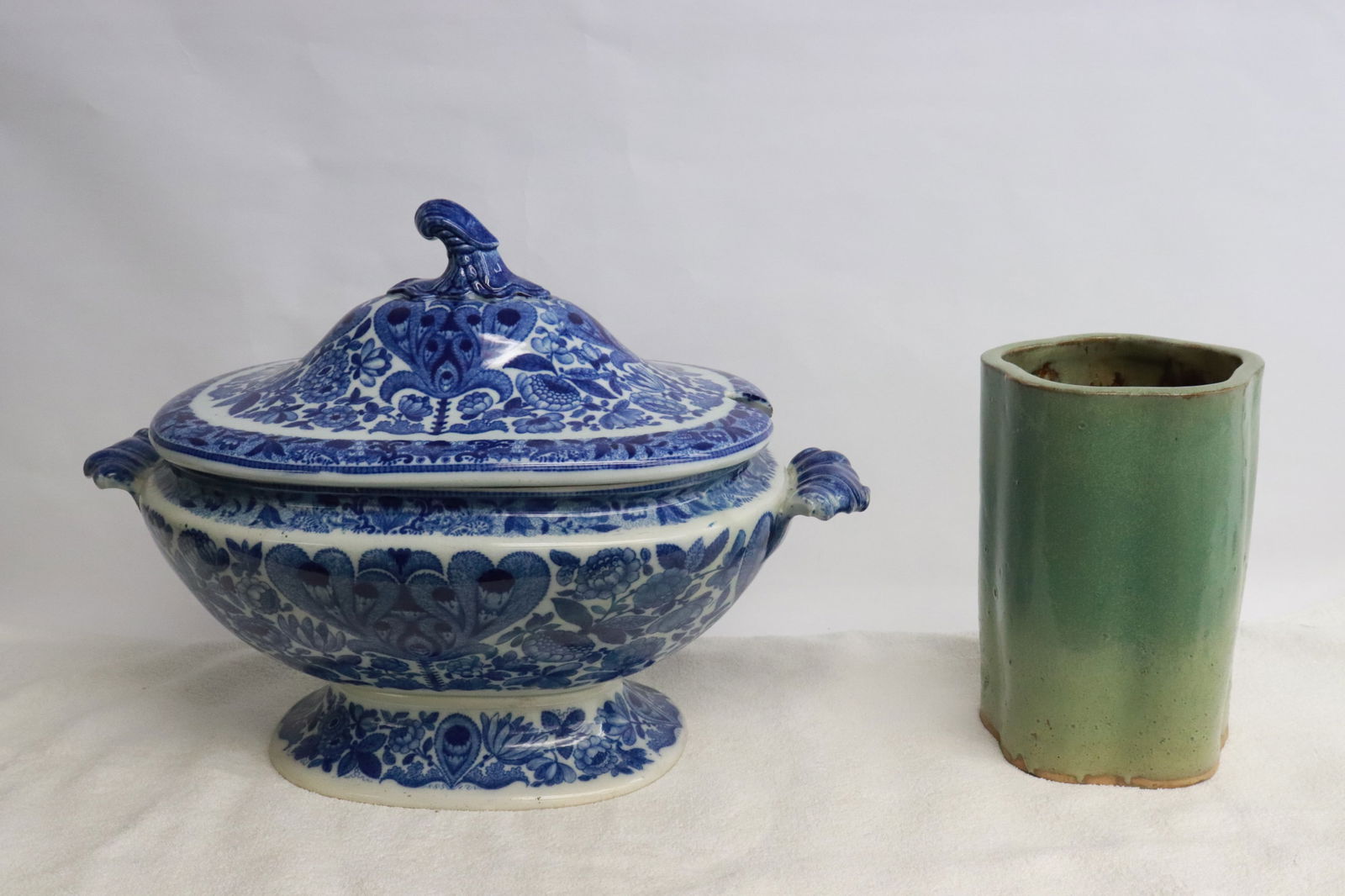 b&w porcelain tureen, & an incense holder: 2 pieces; blue and white porcelain tureen (10.7"x15"x9.8"), and a green glazed incense holder (7.5"x5.1"x5.1")
