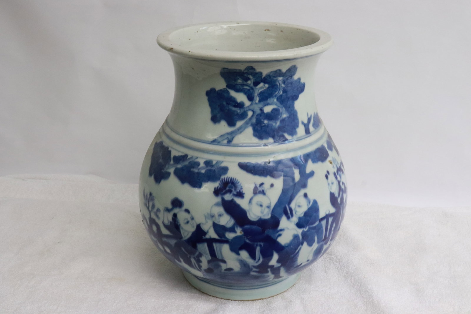 A blue and white porcelain jar (1 of 8)