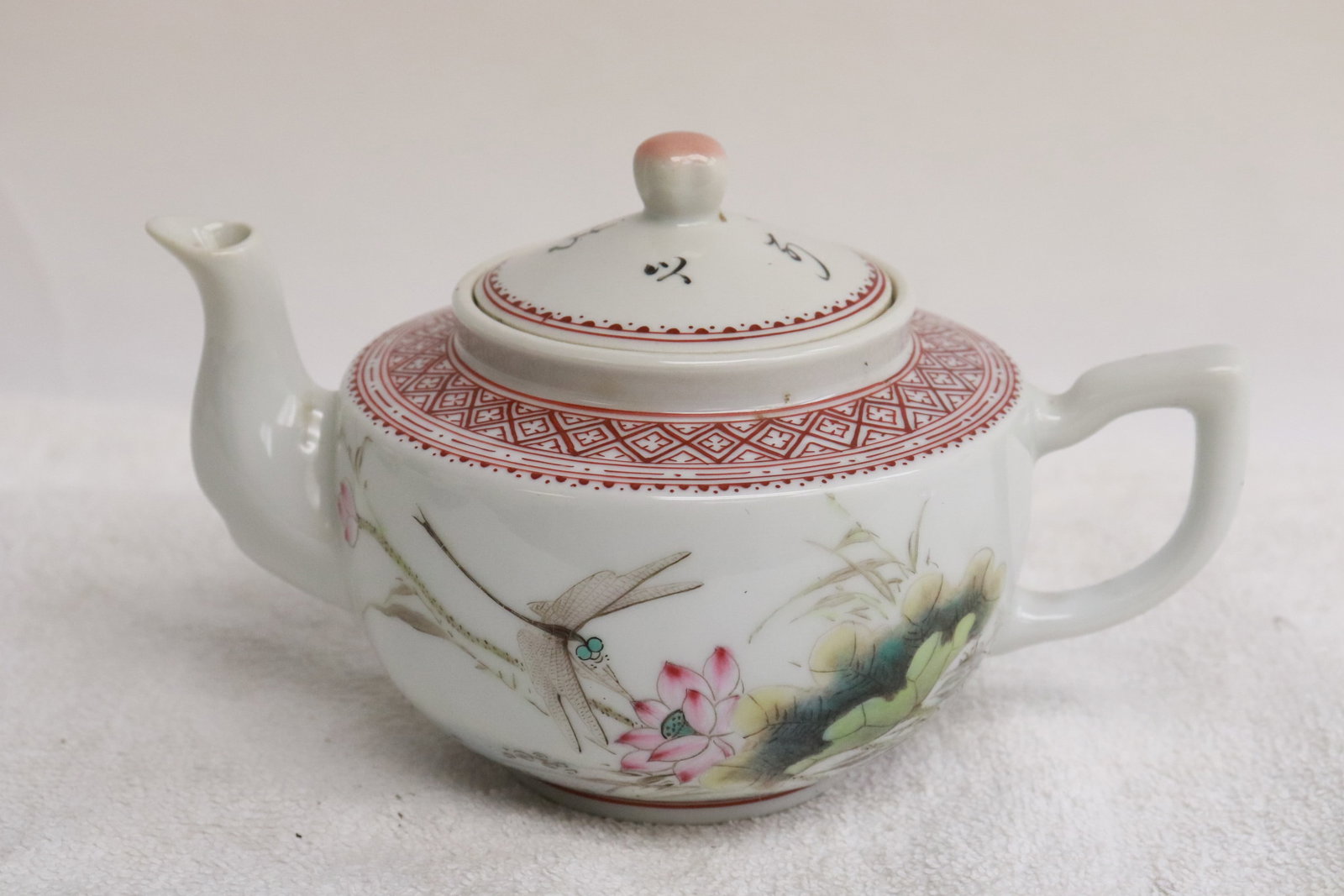 Fine Chinese famille rose porcelain teapot (1 of 6)