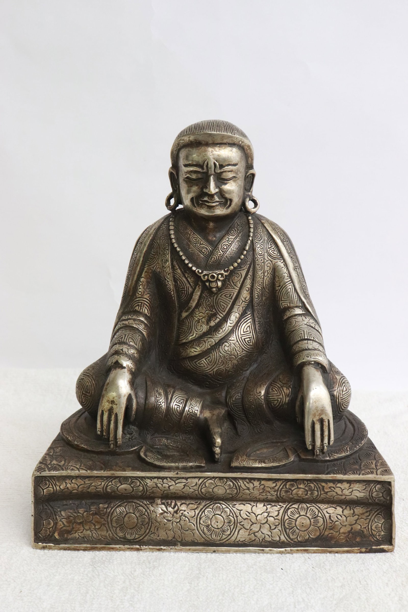 Fine bronze sculpture of deity (1 of 6)