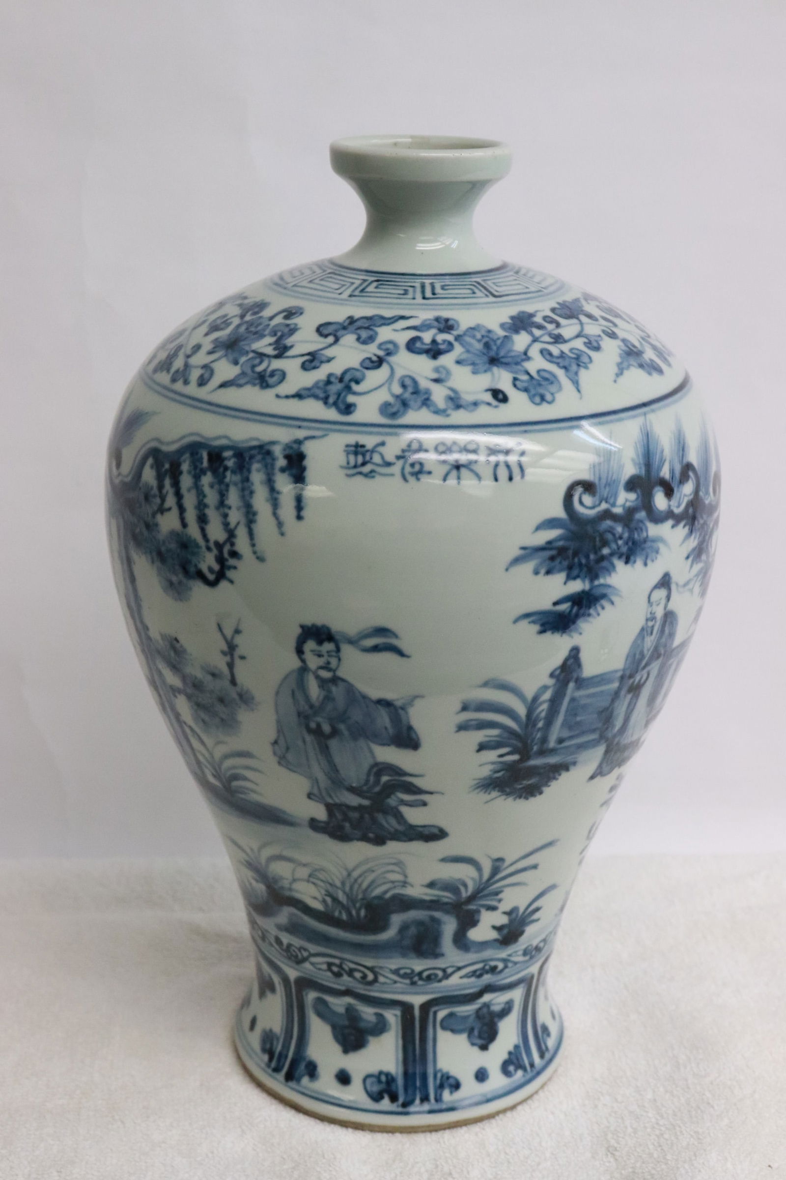 Chinese blue and white porcelain meiping (1 of 9)
