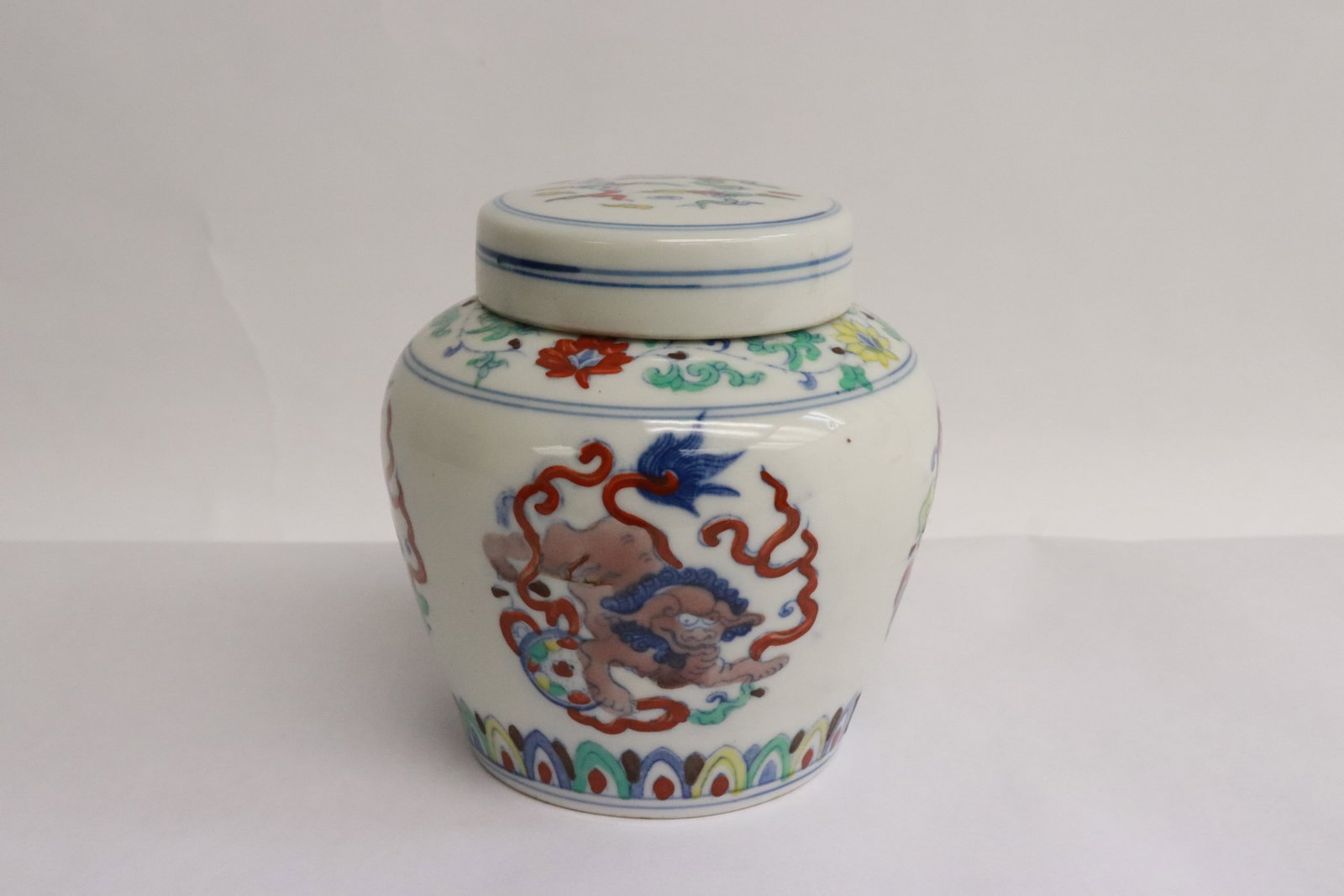 Fine doucai porcelain tea caddy: Fine doucai porcelain tea caddy, 4.15"x4"dia