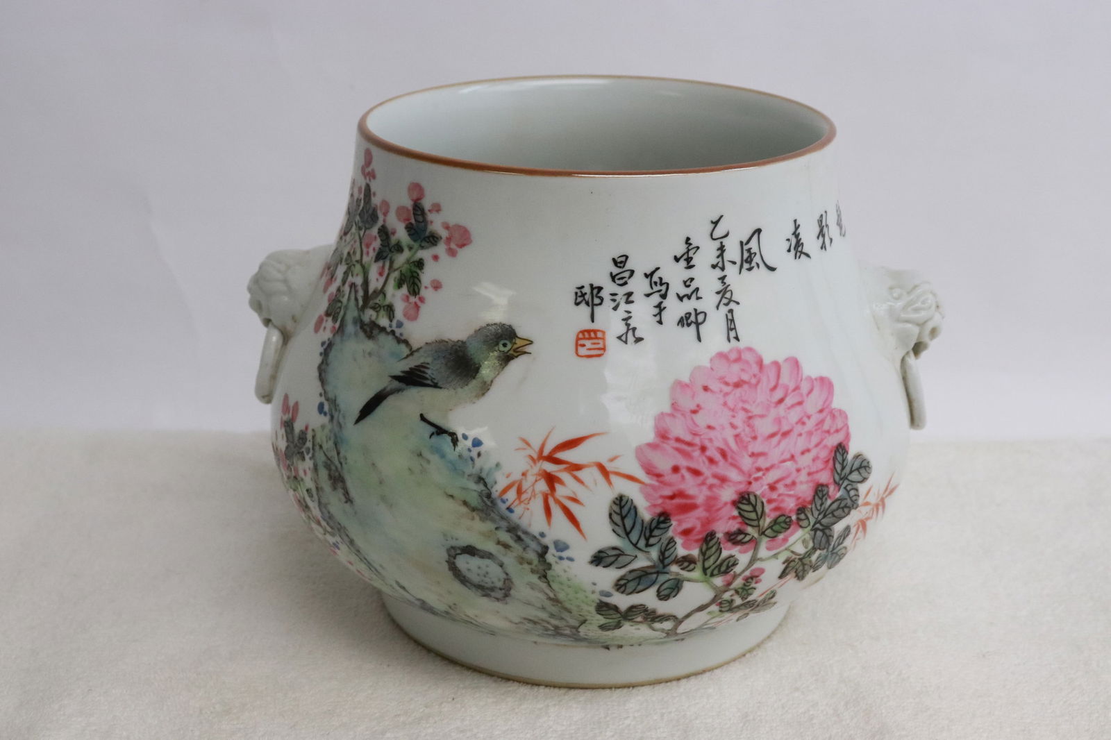 Chinese famille rose porcelain jar (1 of 6)