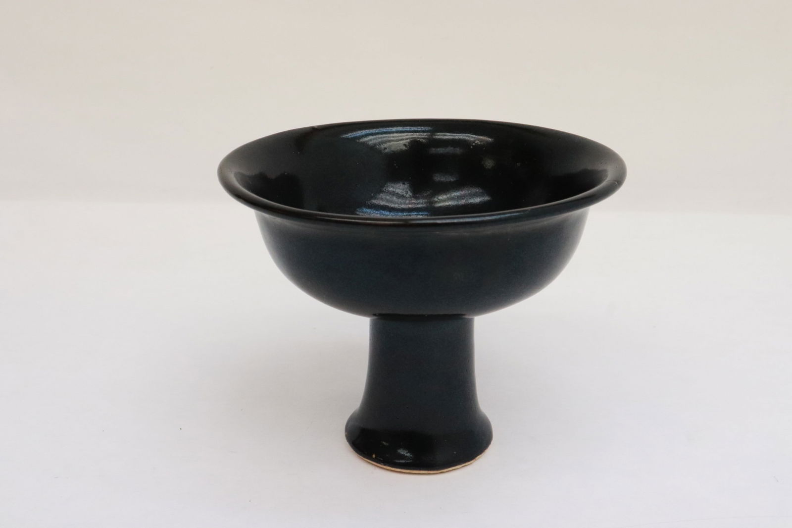 Unusual Song style black glazed stem bowl (1 of 6)