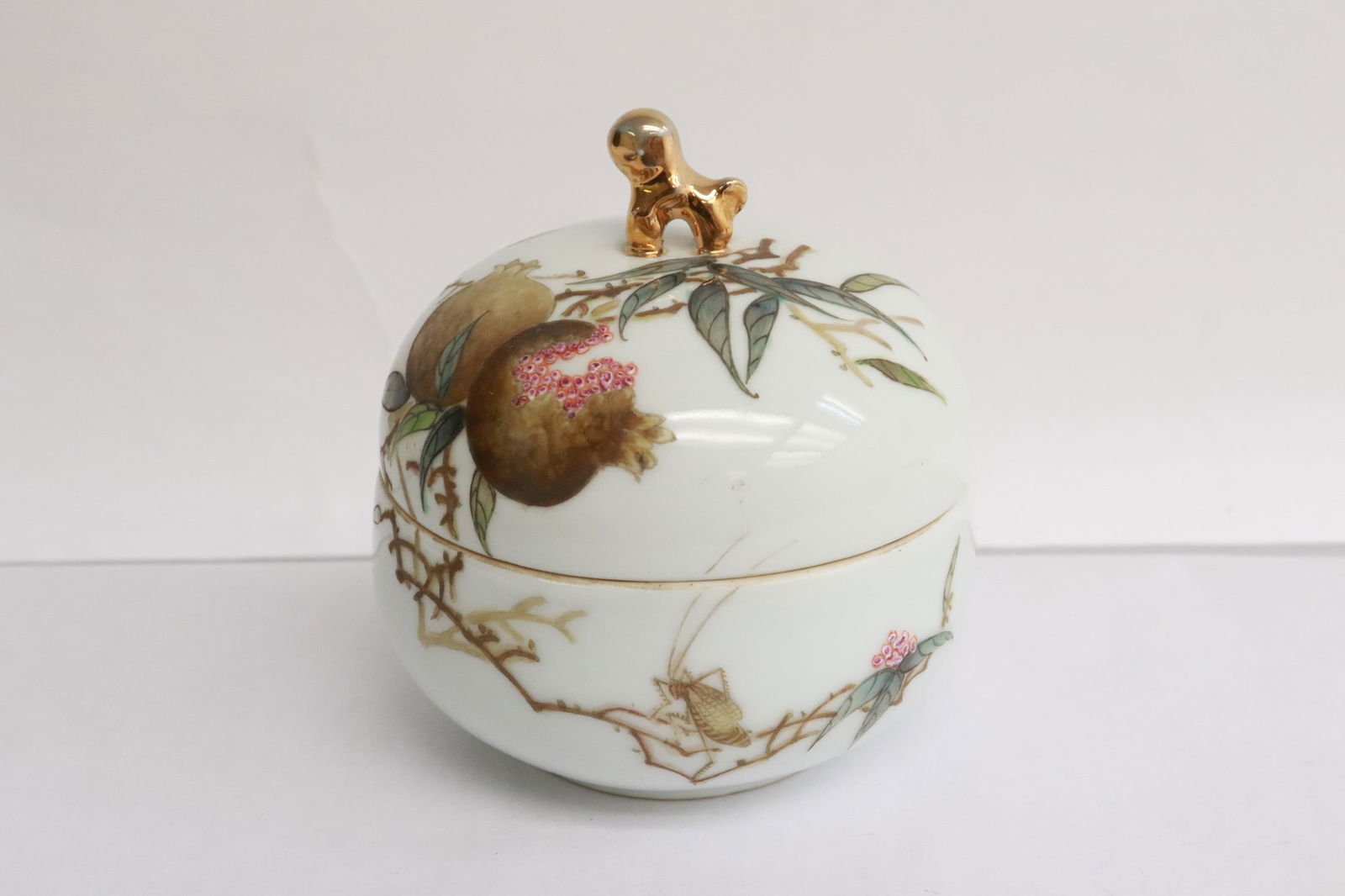 Beautiful famille rose porcelain tea caddy: Beautiful famille rose porcelain tea caddy, 4.3"x3.9"dia