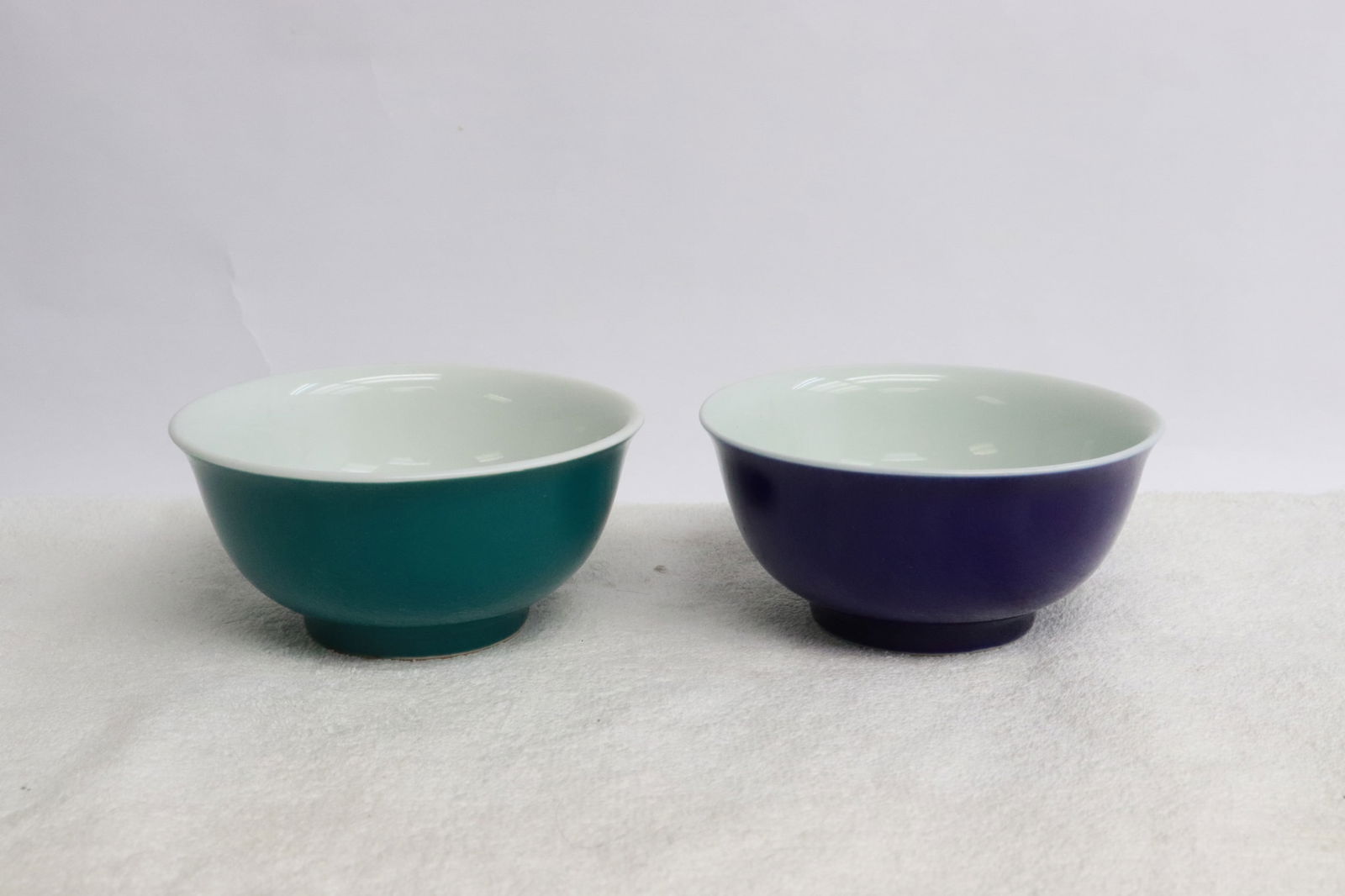 2 single color porcelain bowls (1 of 7)