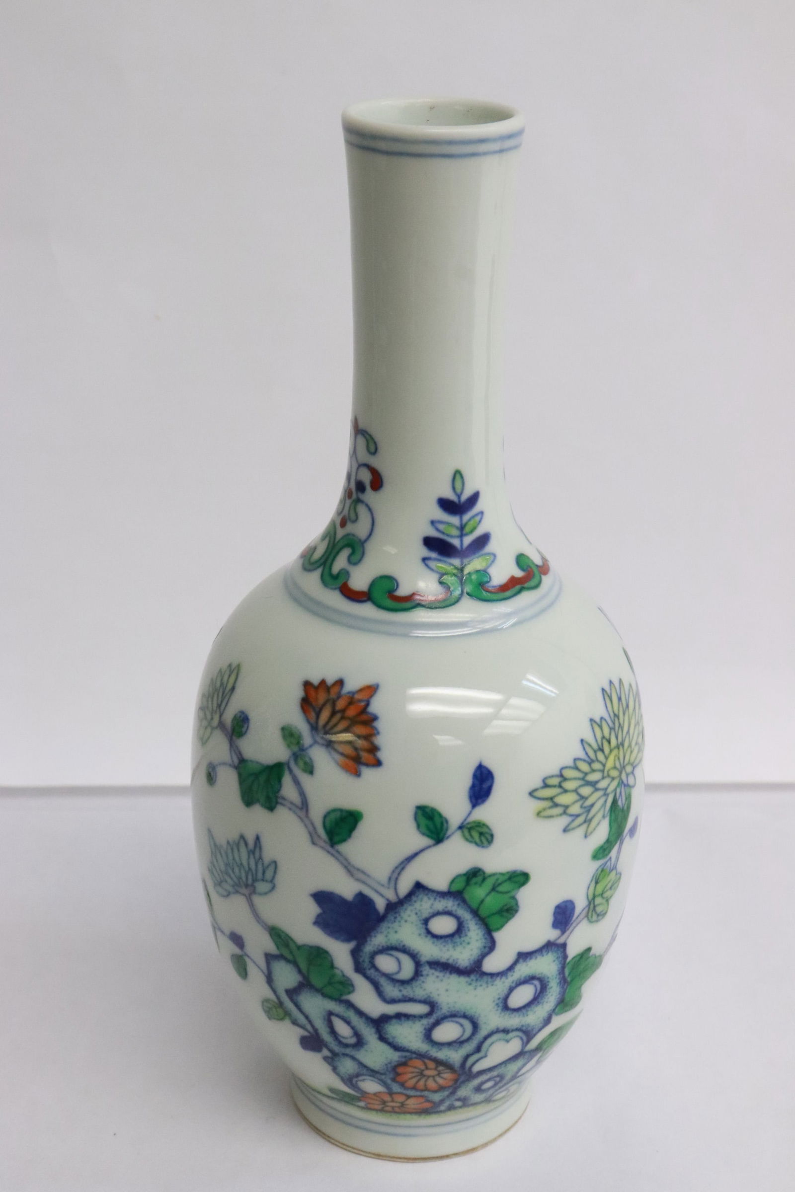 Fine Chinese doucai porcelain vase (1 of 7)
