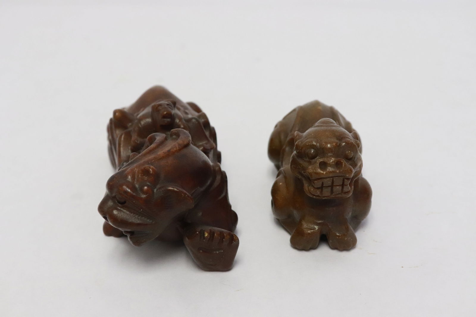 2 stone carved fulions: 2 stone carved fulions, 1.7"x4.2"x1.75", 1.8"x3"x1.35"