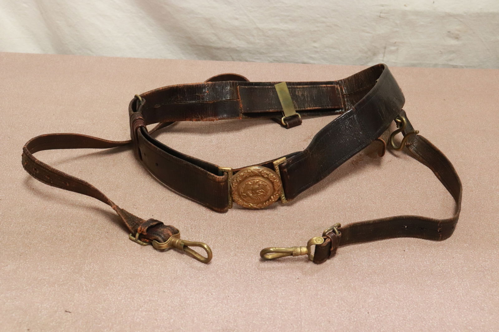 A US WWI leather belt with shoulder attachment (1 of 5)