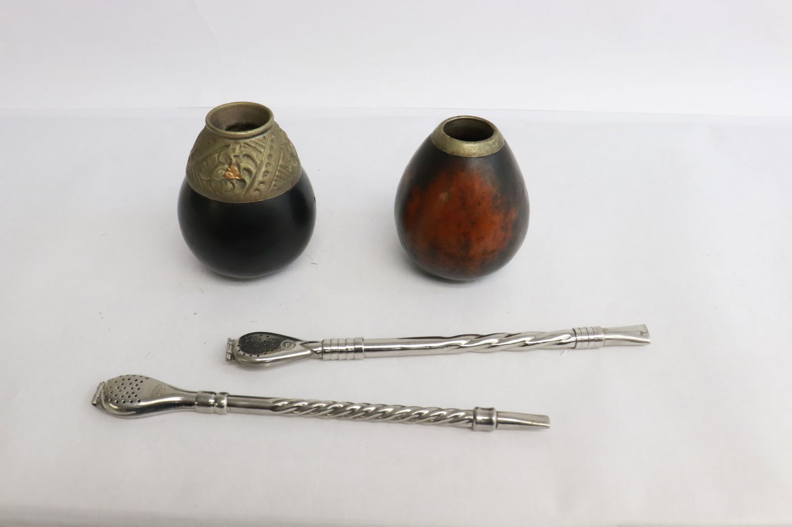 2 sets mate tea gourd and straw: 2 sets mate tea gourd (3.1"x2.7"dia, 3.3"x2.7"dia) and straw (7.5"L ea)