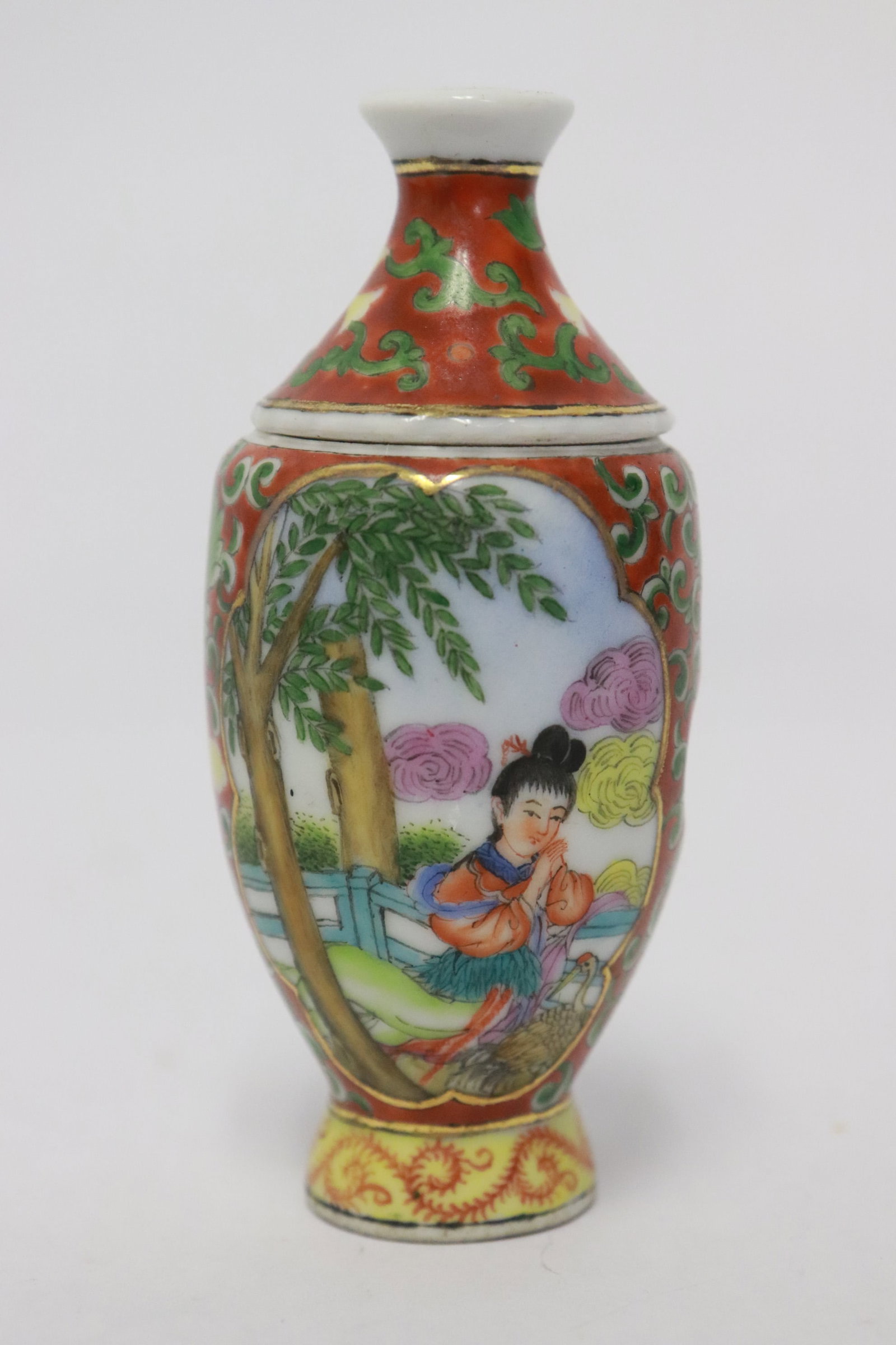 Famille rose porcelain snuff bottle w/ rotatable center: Famille rose porcelain snuff bottle with rotatable center, 3.15"x1.4"dia
