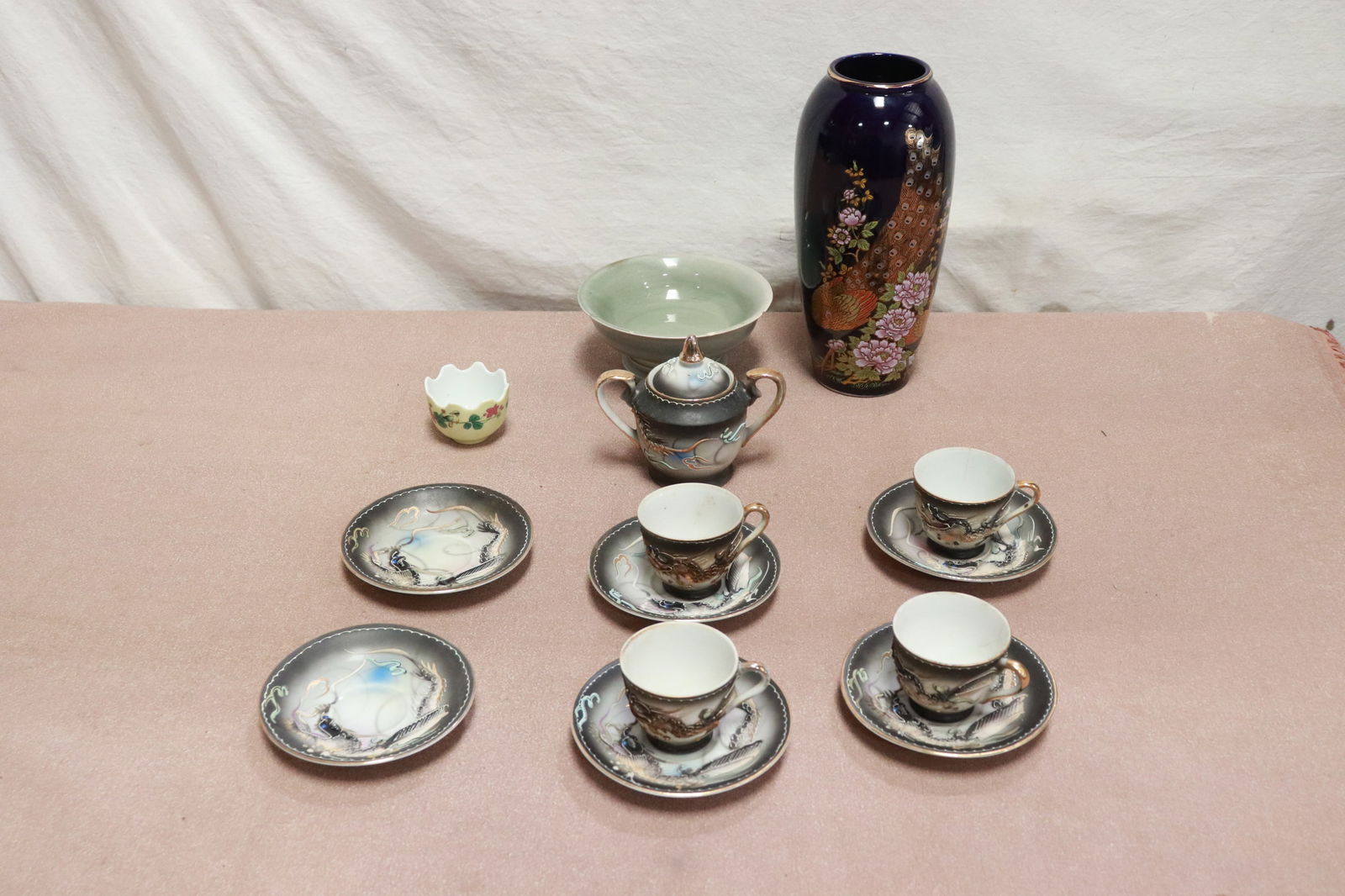 Lot of Asian porcelain pieces (1 of 8)