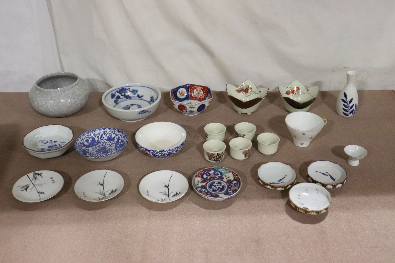 Lot of Asian porcelain pieces (1 of 10)