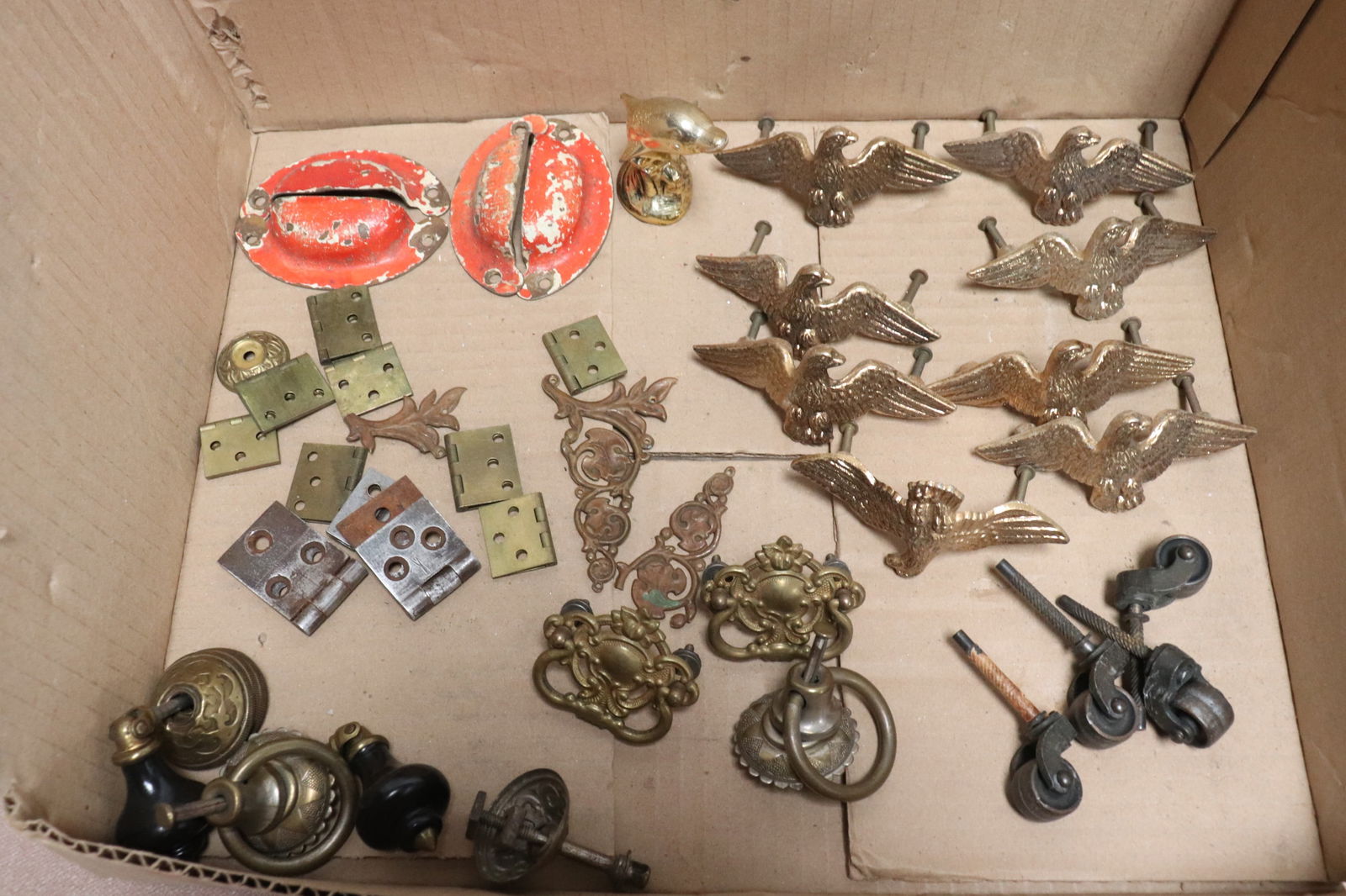 Lot of vintage/ antique drawer pulls, casters: Lot of vintage/ antique drawer pulls, casters