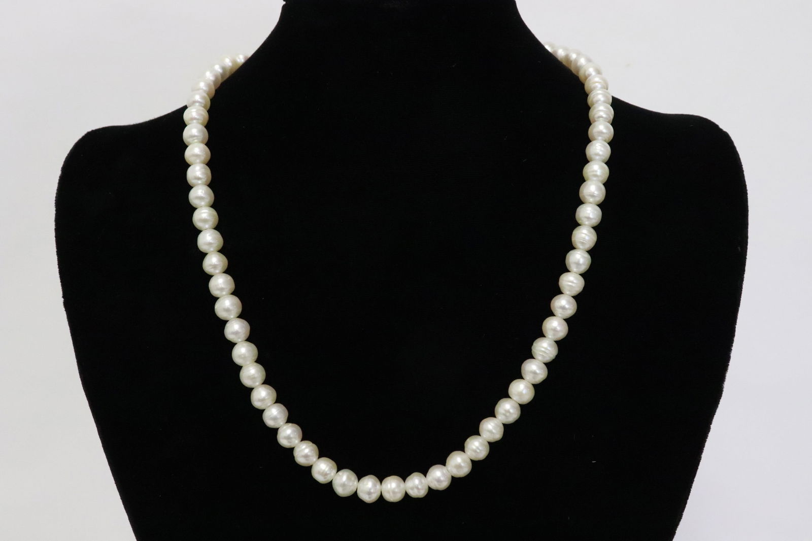 Cultured pearl necklace (1 of 6)