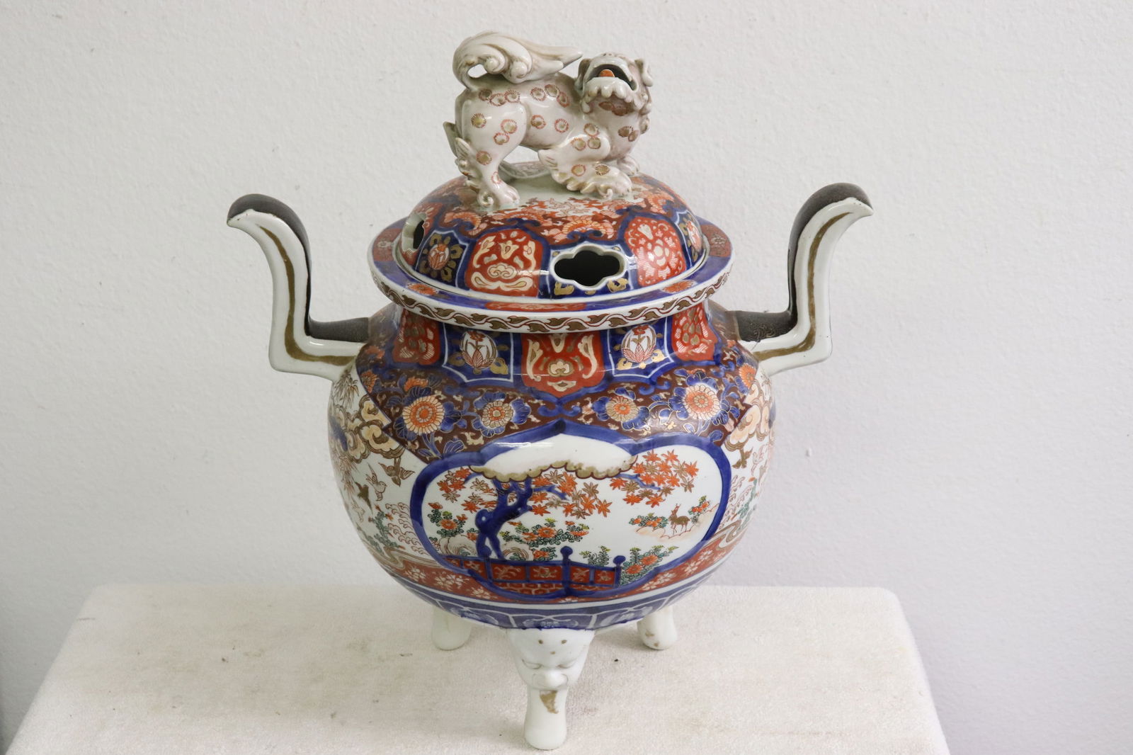 antique Japanese antique imari covered koro: Fine antique Japanese antique imari covered koro, 17.25"x15.3"x11.15"