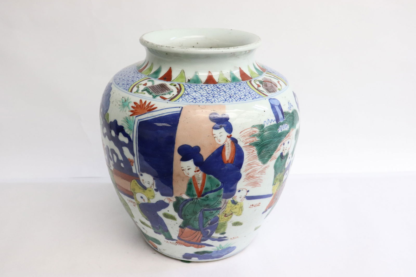 Chinese 17th c. wucai porcelain jar, Kangxi period (1 of 10)