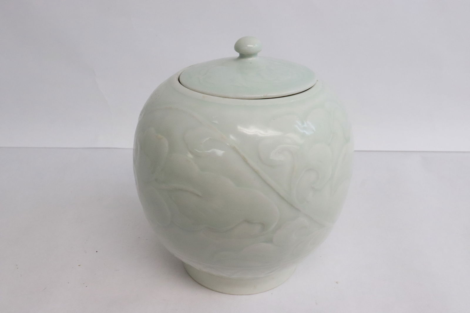 A light celadon covered tea caddy (1 of 8)