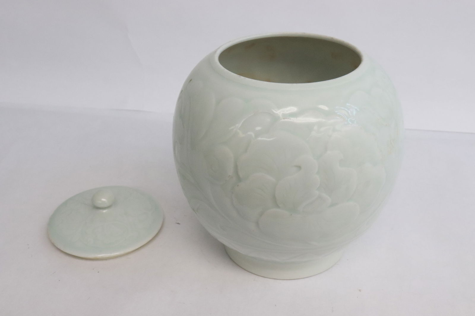 A light celadon covered tea caddy - 6
