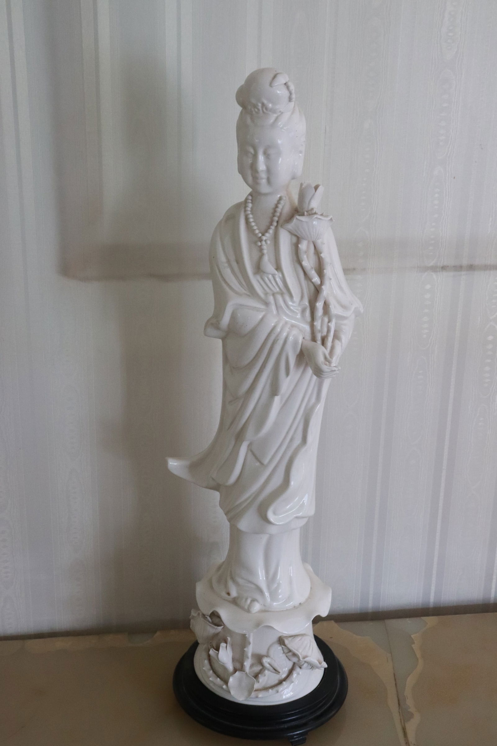 Large blanc de shin porcelain Guanyin: Large blanc de shin porcelain Guanyin, 27.5"x8"x8"