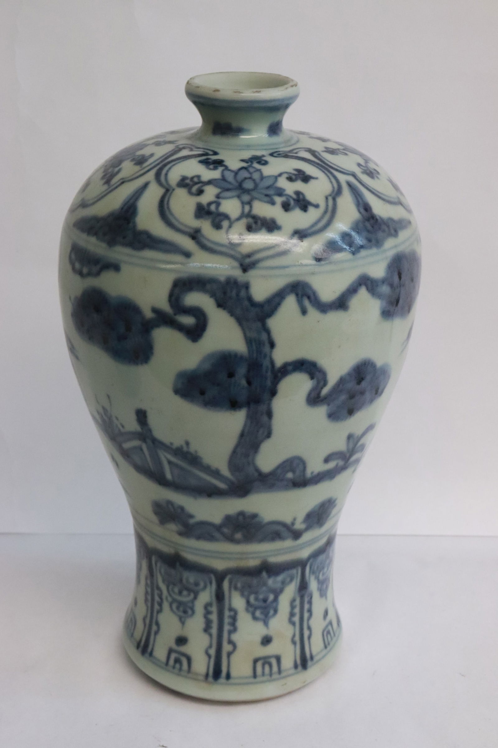 Chinese blue and white porcelain meiping (1 of 10)