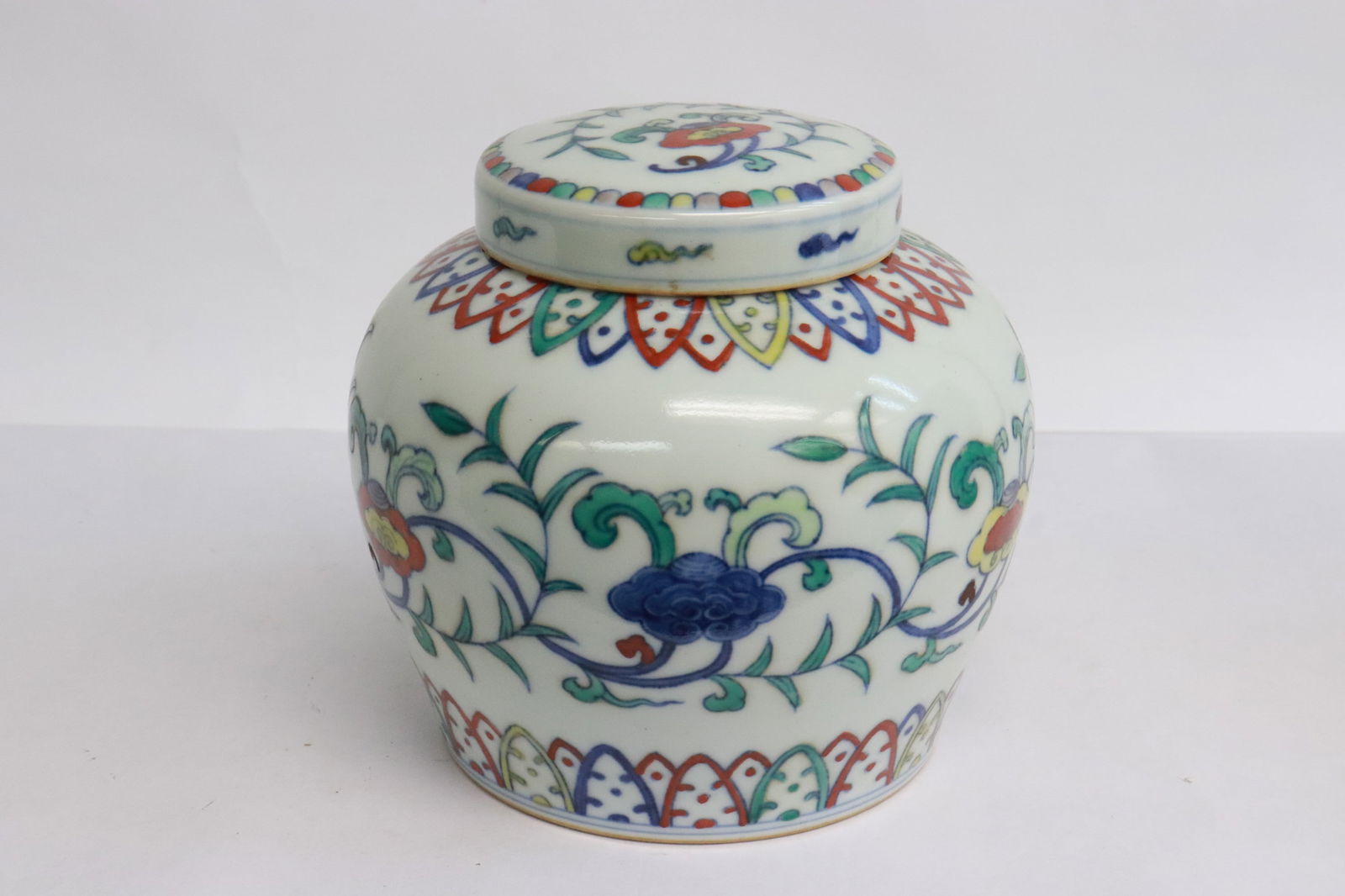 Fine Chinese doucai porcelain tea caddy (1 of 5)