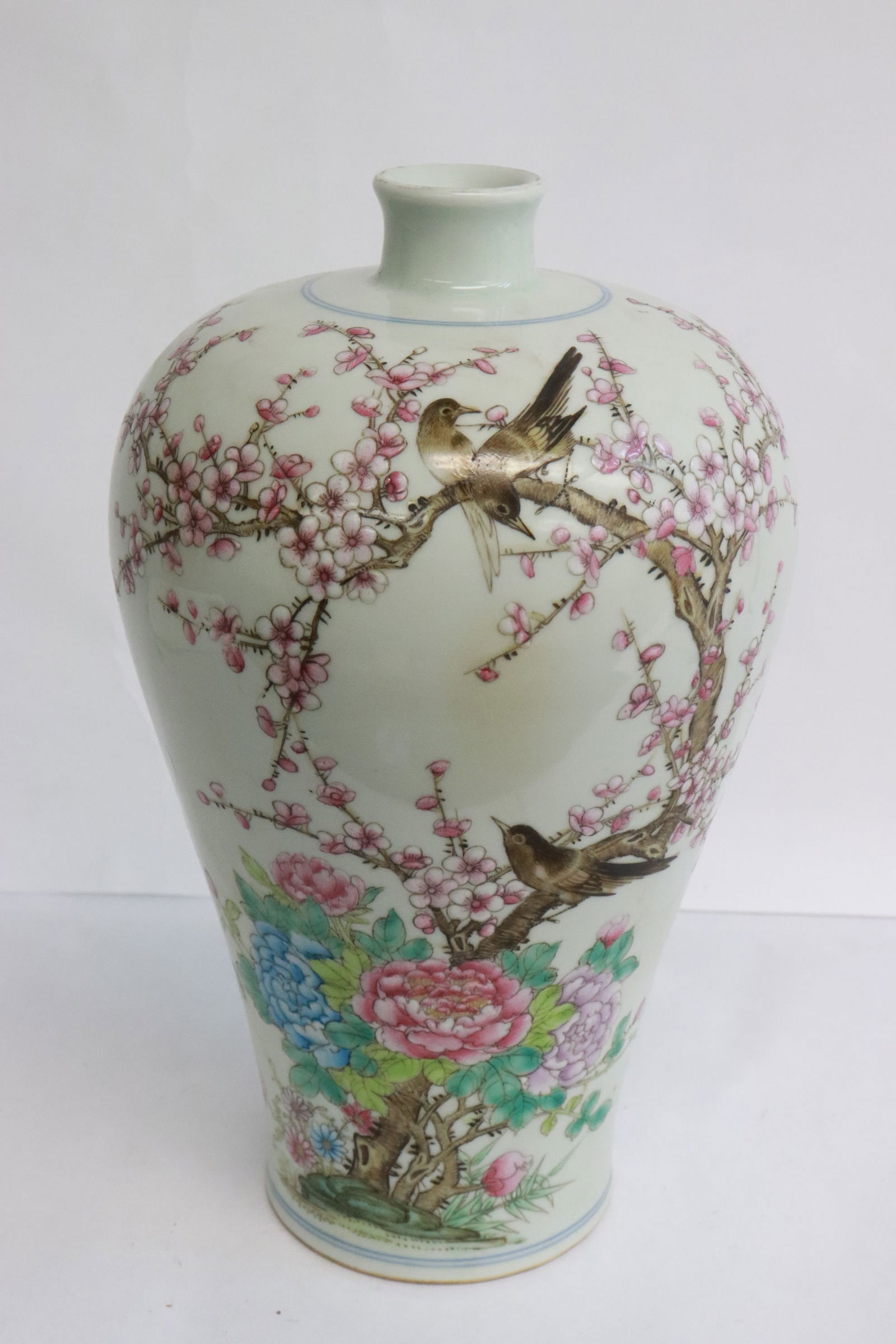 Chinese famille rose porcelain meiping: A beautiful Chinese famille rose porcelain meiping, 10.15"x6.3"dia