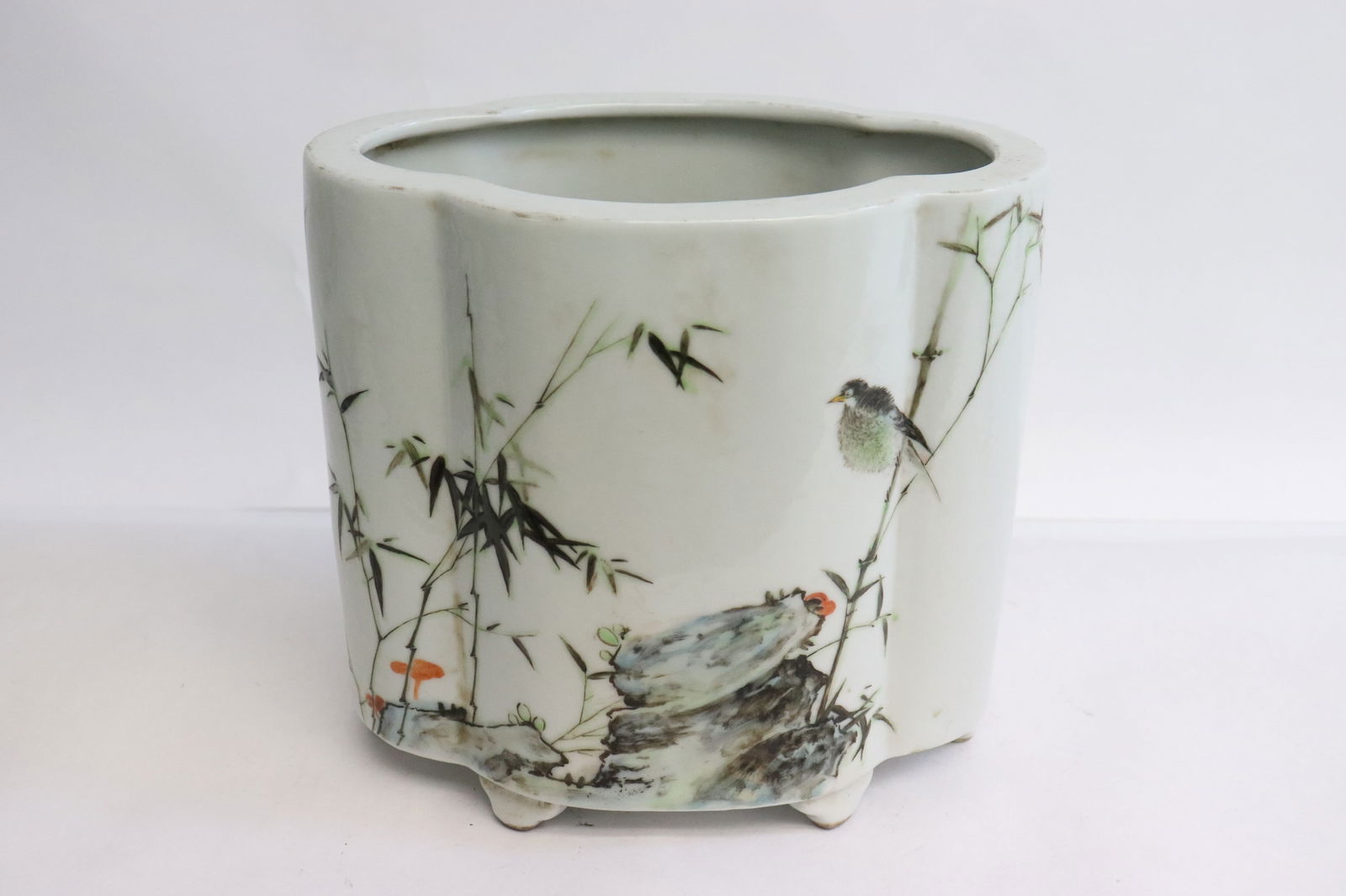 Fine Chinese famille rose porcelain brush holder (1 of 8)