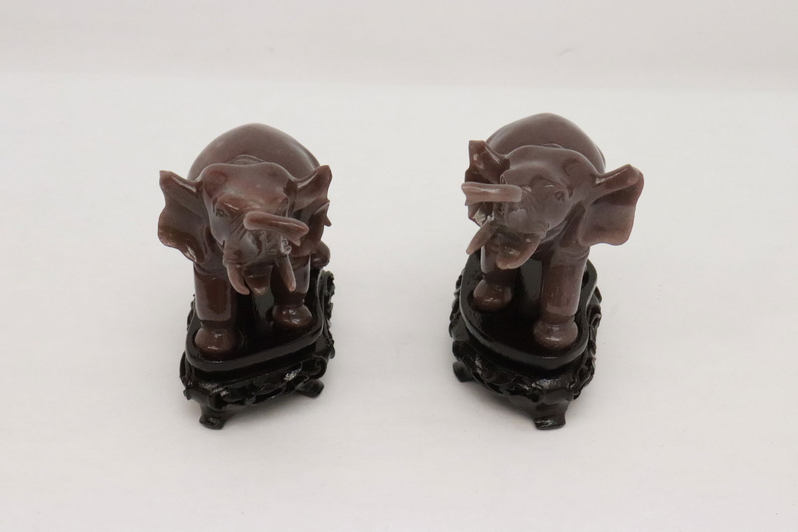 Pair Chinese agate carved elephant: Pair Chinese agate carved elephant, 2.65"H ea (box:4"x11.7"x6.65")