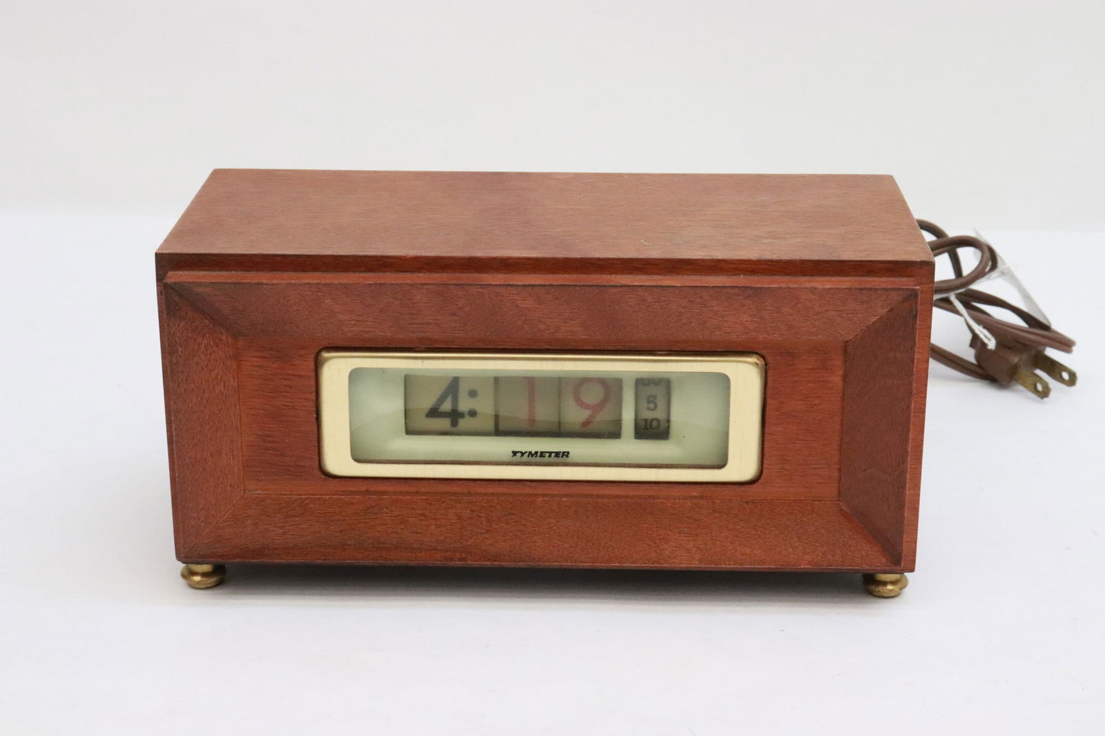 wood cased Numechron tymeter table clock: Fine wood cased Numechron tymeter table clock with multicolor dial, 3.75"x7.7"x3.65"