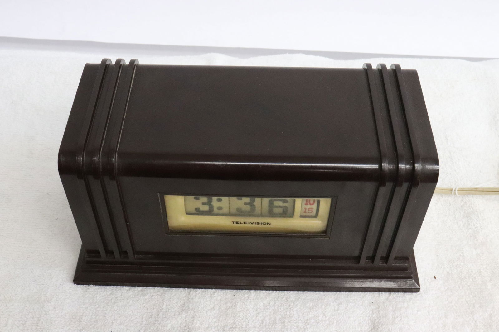 Art deco Bakelite cased table clock by Tele-Vision Clock co.: Art deco Bakelite cased table clock by Tele-Vision Clock co., , 4"x8"x4"