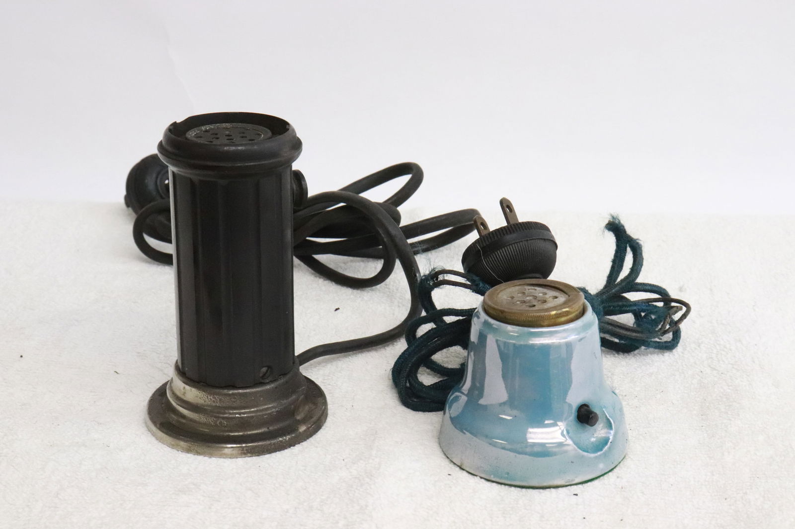 2 art deco electric lighters: 2 art deco electric lighters, one with luster porcelain case; one as column (top rim small chip), 2"x2.2"dia, 4"x2.2"dia