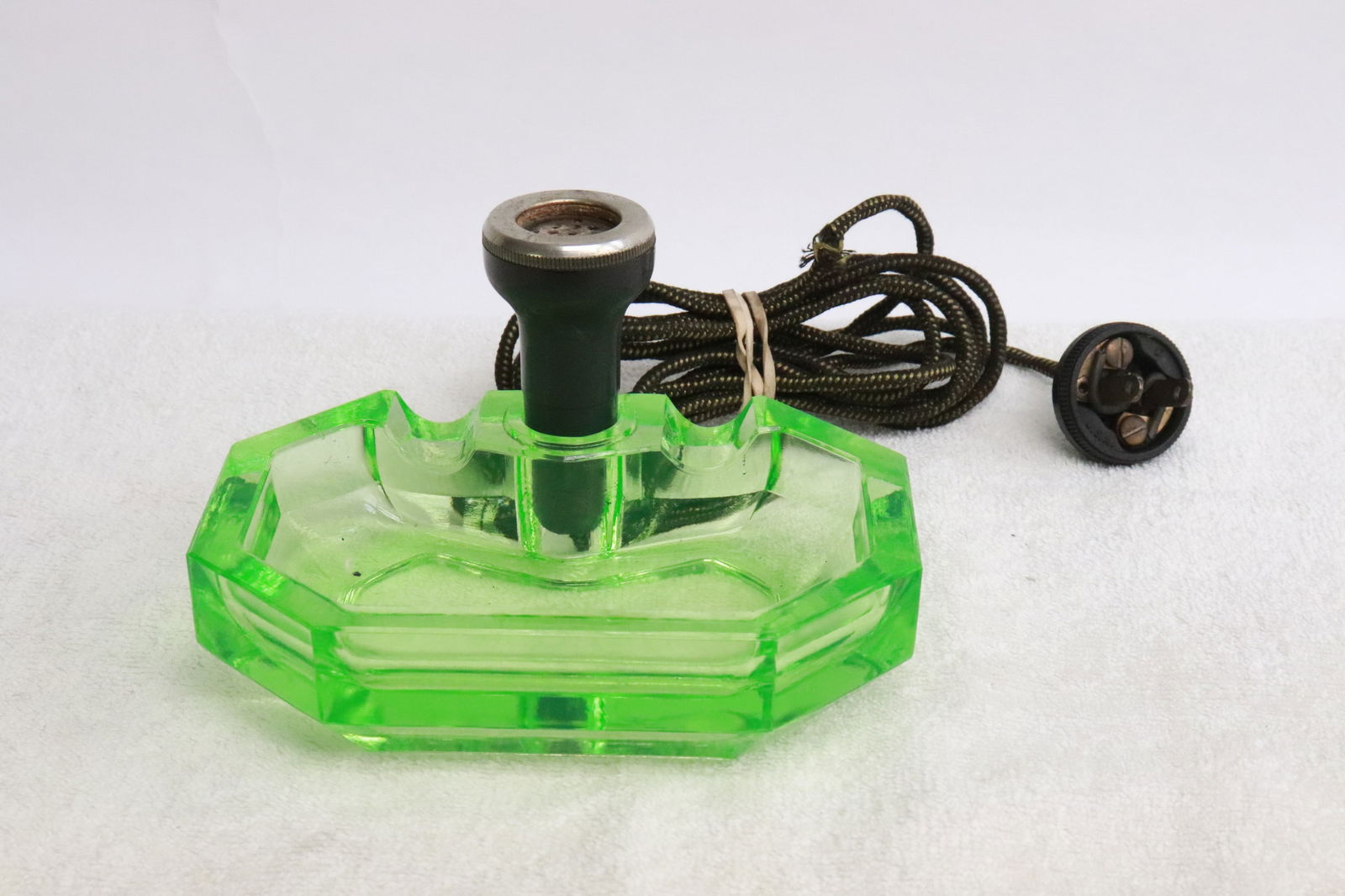 art deco electric lighter with uranium glass ashtray: A beautiful art deco electric lighter with uranium glass ashtray, 3.2"x5.5"x4.2"