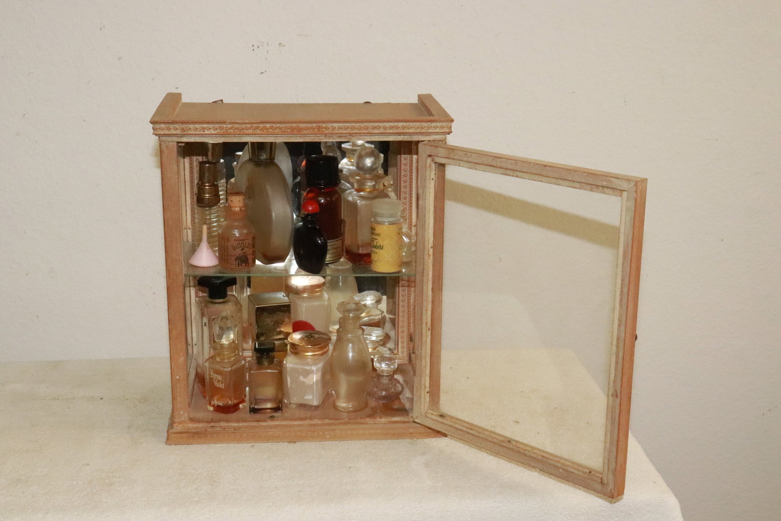 Lot of vintage scent bottles with miniature storage chest: Lot of vintage scent bottles with miniature storage chest (10"x9'x5")