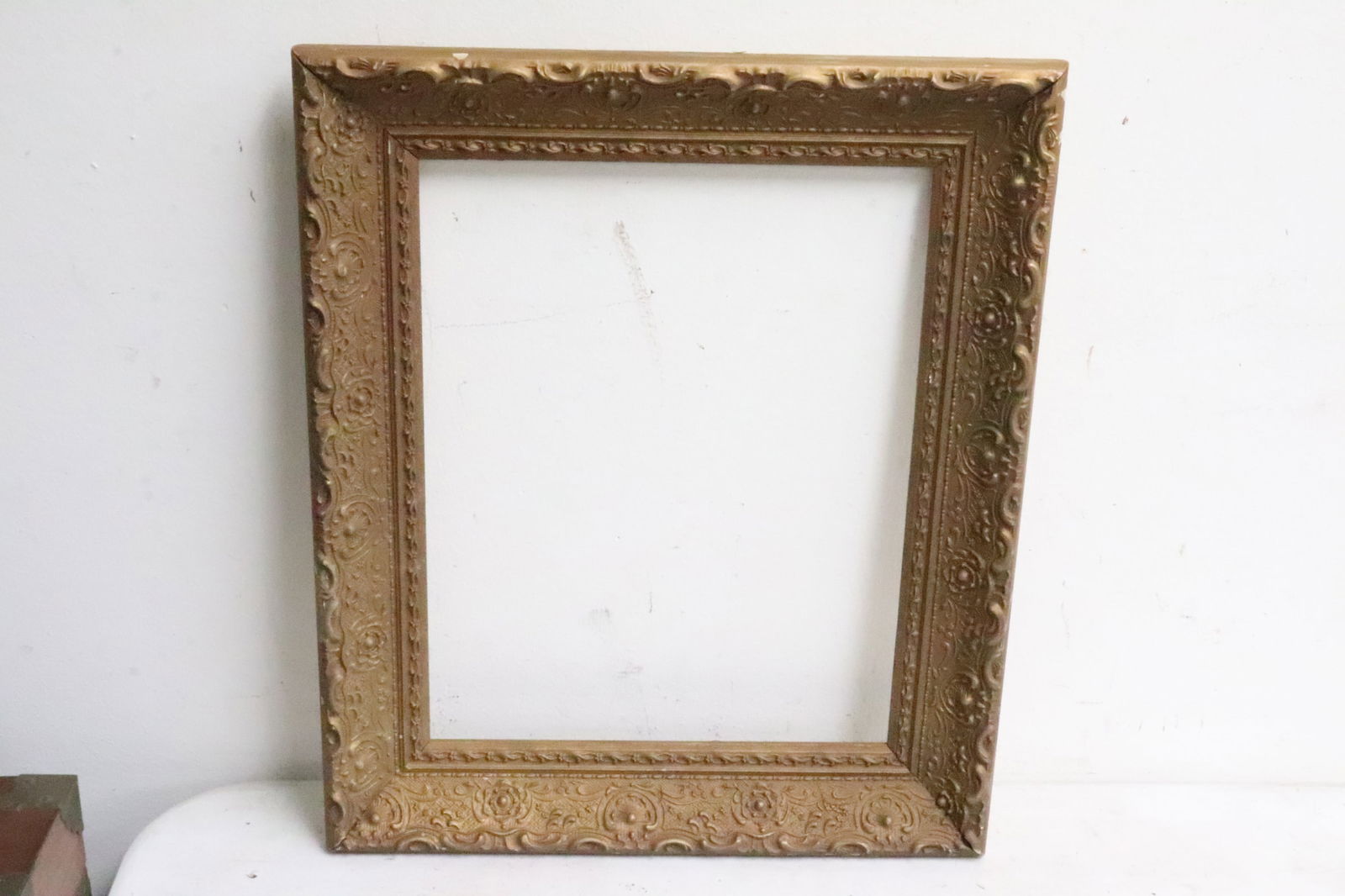 8 vintage picture frames with carved examples - 2