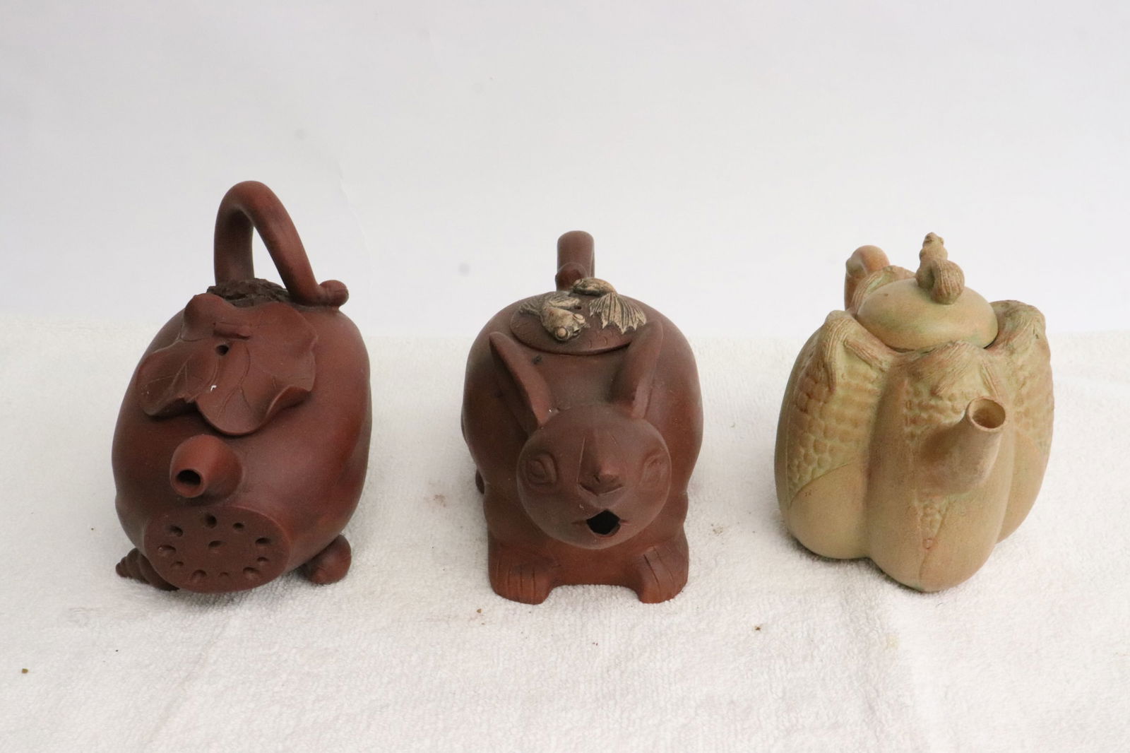 3 chinese Yixing teapots: 3 chinese Yixing teapots, 3.35"x6.85"x3.4" - 4.65"x6.1"x3.4"
