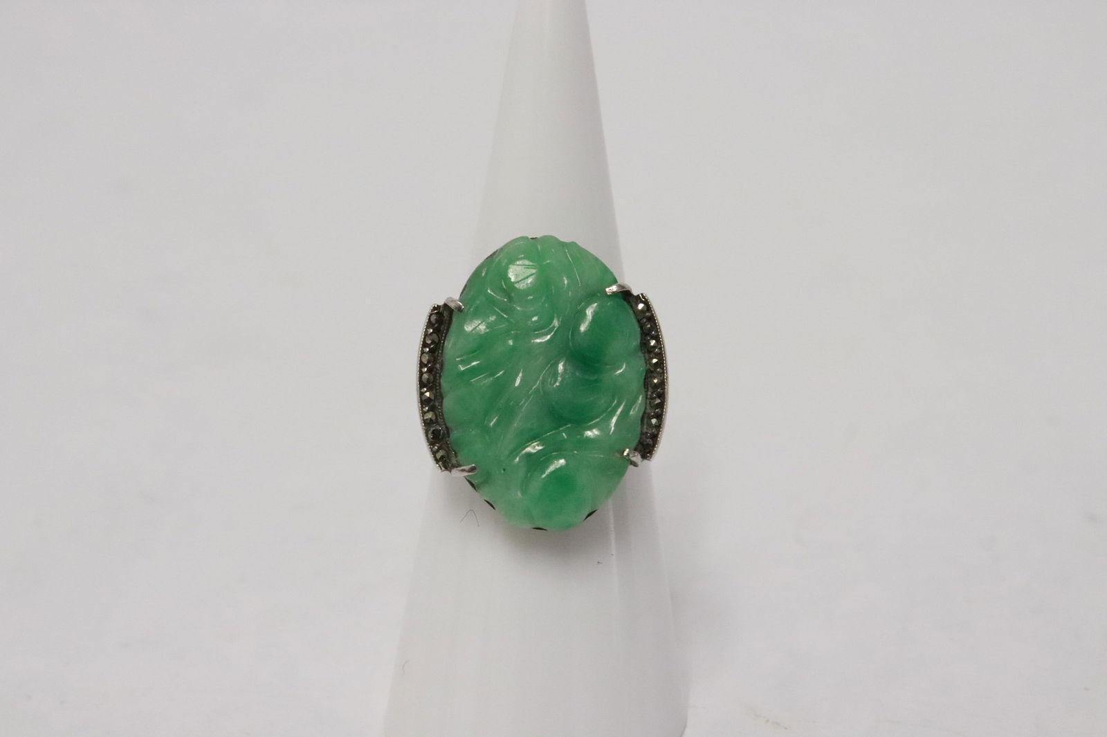 Silver ring with apple green jadeite carving: Silver ring with apple green jadeite carving on top, jadeite measures 22.3x15.3mm, size 6.5
