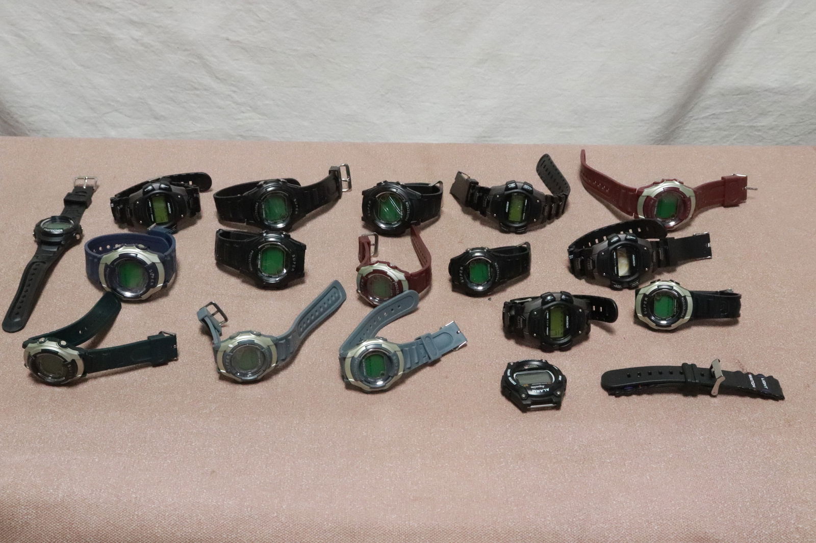 Lot of misc. electronic watches: Lot of misc. electronic watches, appears new, condition unknown