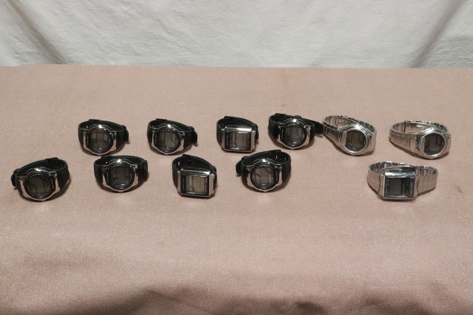 Lot of misc. electronic watches: Lot of misc. electronic watches, appears new, condition unknown