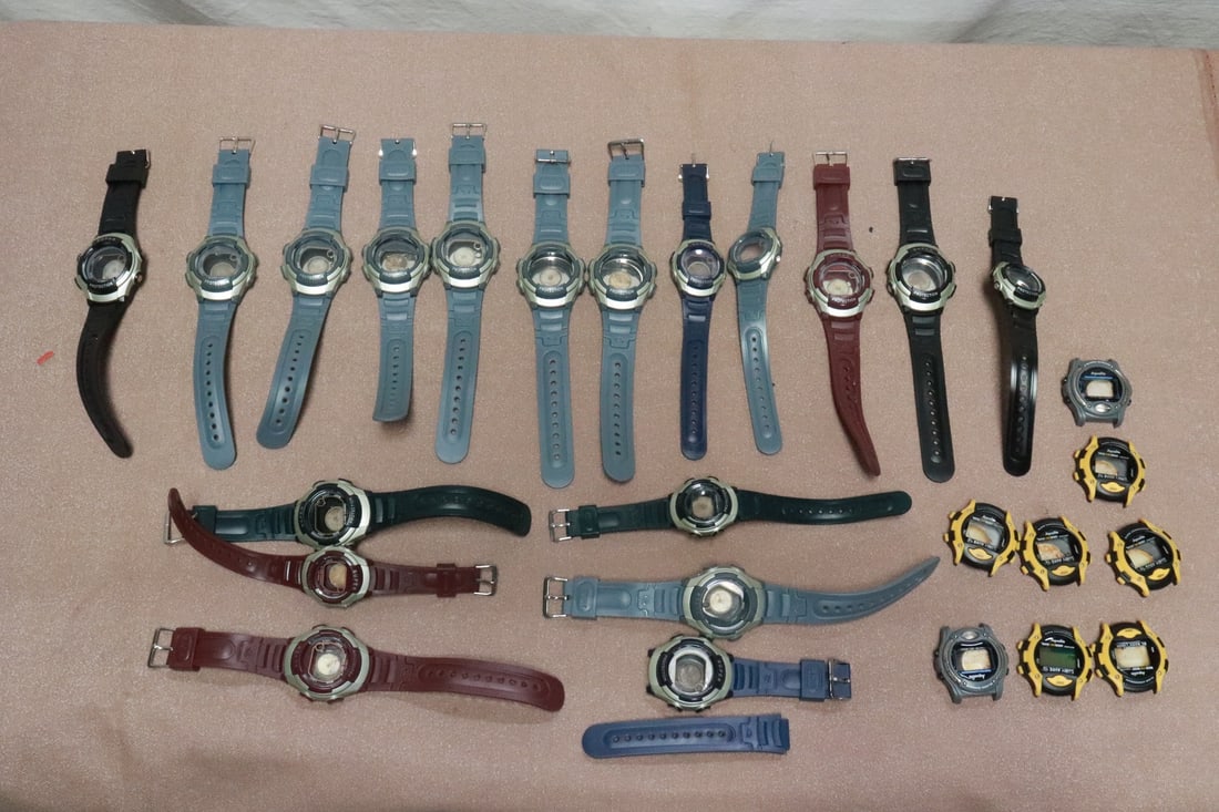 Large lot of electronic watch cases: Large lot of electronic watch cases, no mechanism inside, only case