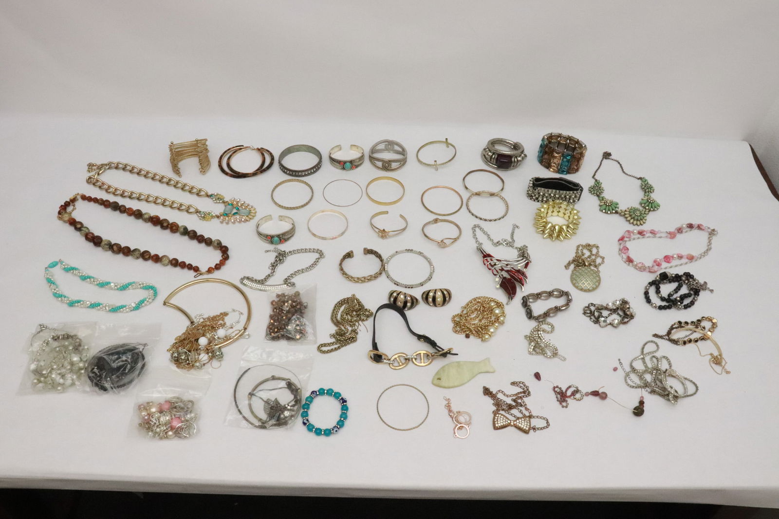 Lot of misc. jewelry: Lot of misc. jewelry