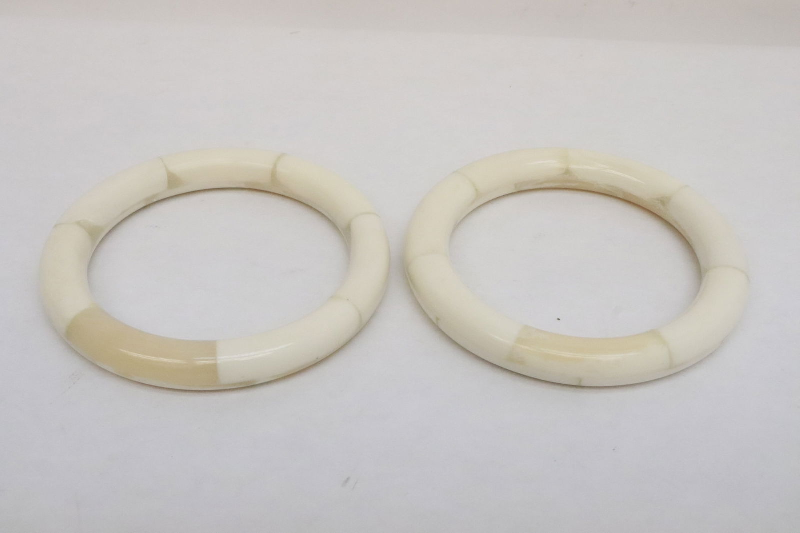 2 Peking glass bangles, 2 bone overlay bangles - 2