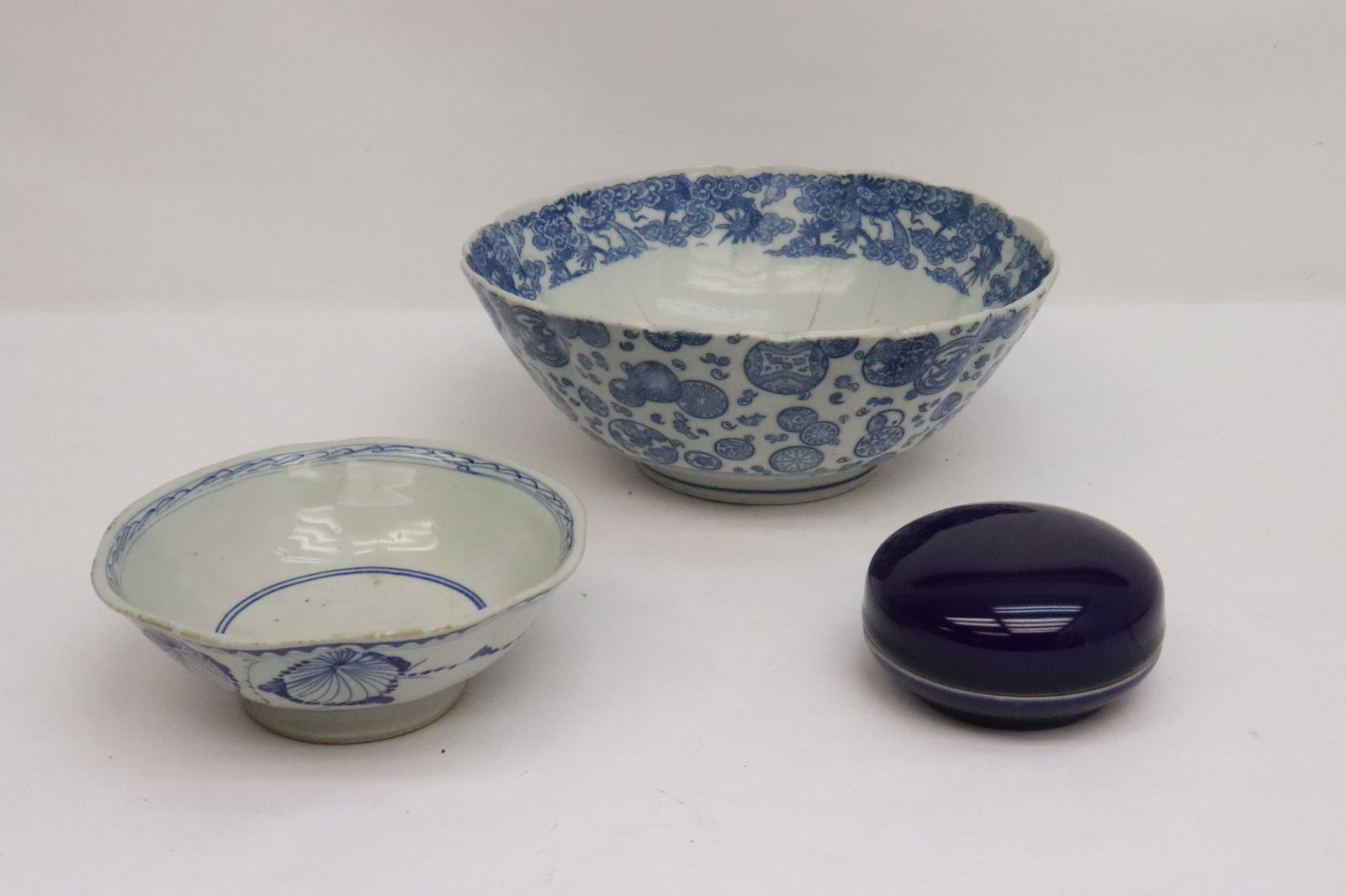 3 Chinese blue and white porcelain pieces (1 of 10)