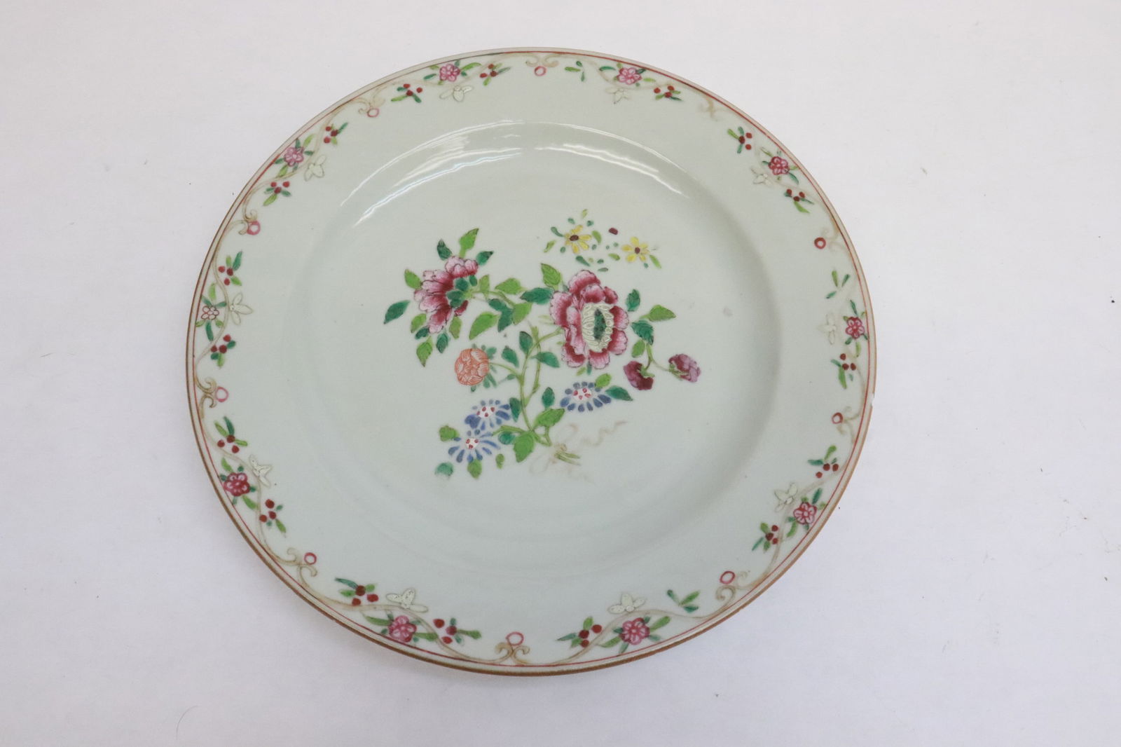 Chinese 18th c. export porcelain plate, Qianlong period: Chinese 18th century export famille rose porcelain plate, Qianlong period, 0.85"x9.15"dia