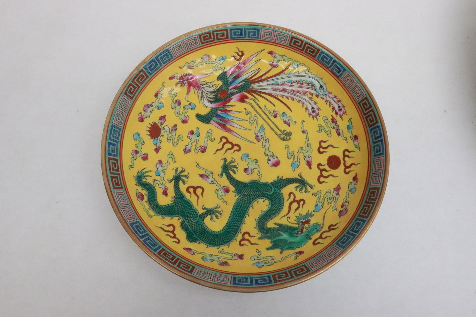 Beautiful Chinese famille rose porcelain plate: Beautiful Chinese famille rose porcelain plate, 1.65"x8.4"dia