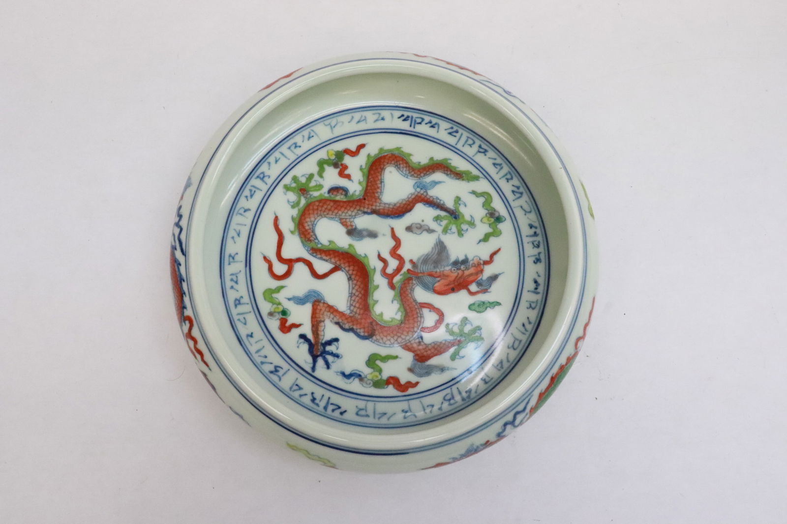 Fine Chinese wucai porcelain brush wash: Fine Chinese wucai porcelain brush wash, 2"x7.9"dia