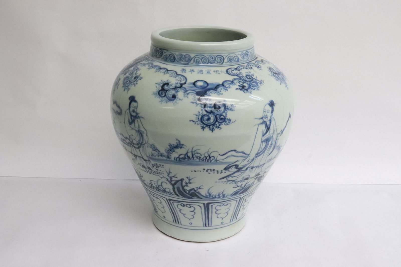 Fine Chinese blue and white porcelain jar (1 of 9)