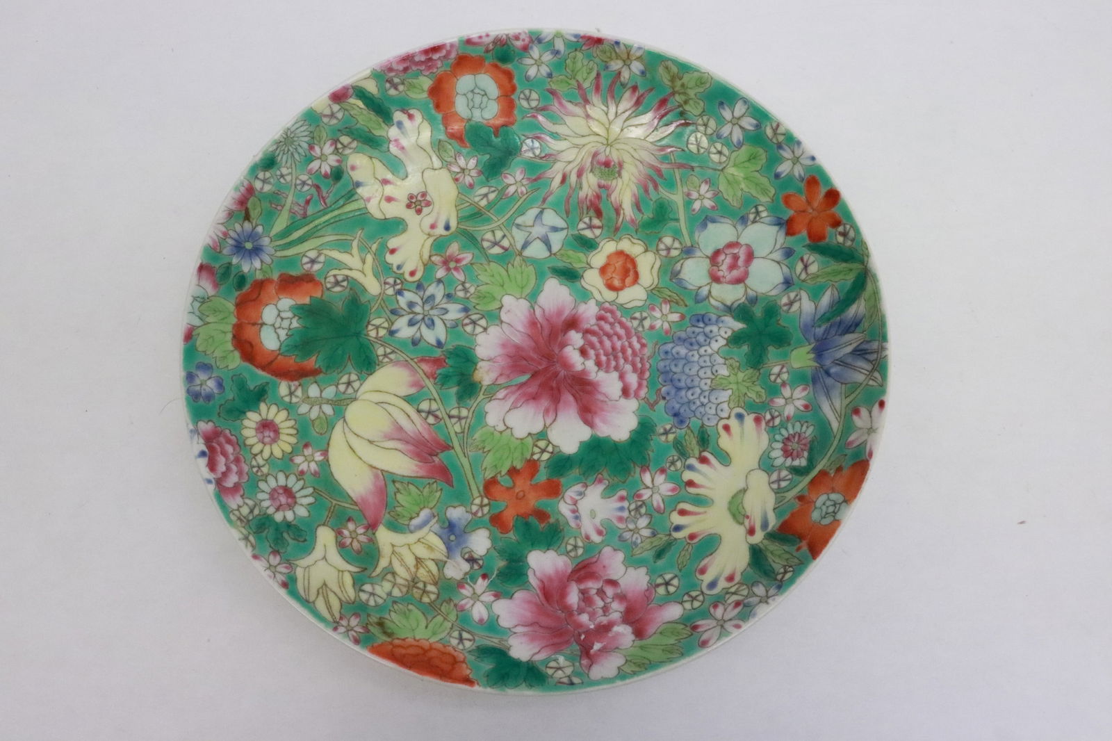 Beautiful Chinese famille rose porcelain plate: Beautiful Chinese famille rose porcelain plate, 1.7"x8.85"dia