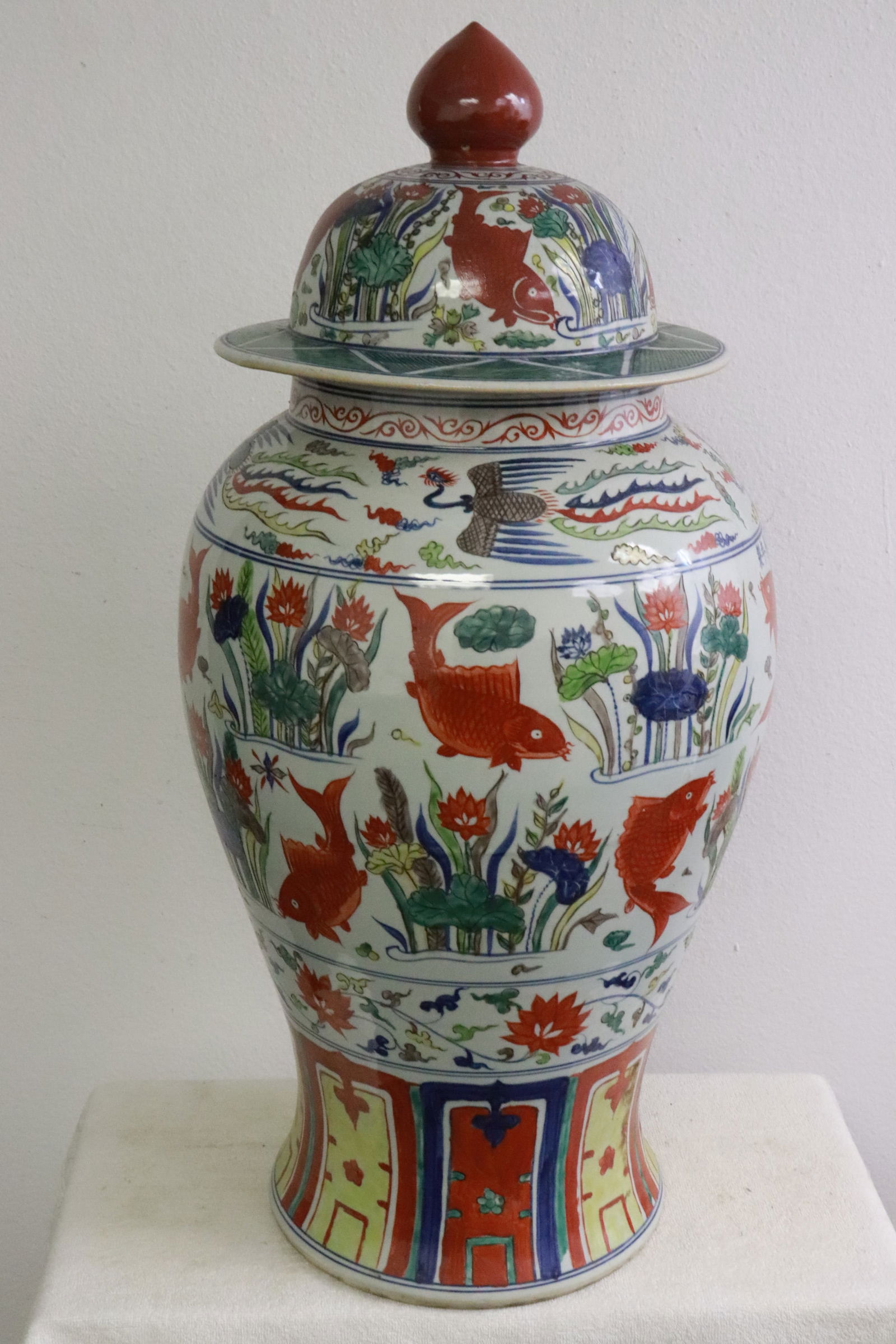 Massive Chinese wucai porcelain covered jar (1 of 10)