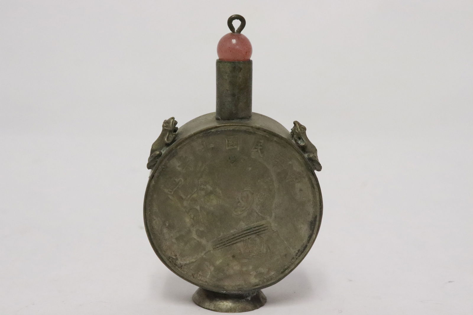 A white metal snuff bottle: A white metal snuff bottle, 2.65"x1.6"x0.65" (box:1.5"x3.3"x2.35")